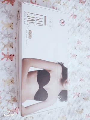 内衣早收到了,包装精致。盒子特别吸引人呀,质量不错,摸起来很亲肤,上薄下厚,尺码刚好合适。带子是美背的,一点都不勒。 内衣早收到了,包装精致。盒子特别吸引人呀,质量不错,摸起来很亲肤,上薄下厚,尺码刚好合适。带子是美背的,一点都不勒。