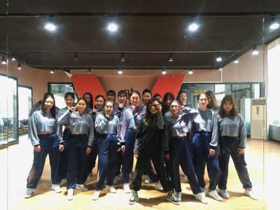 这也太好了霸！！！！bling bling的，以后演出都认准你家了嗷！店家超好的，没货了还一直加急做，一点都没耽误演出，预祝我们演出成功，也祝店家生意兴隆！！