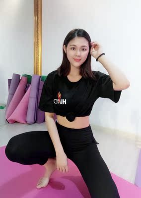 瑜伽裤版型设计很好哟！弹性很好， 做大幅度动作都不会勒着 布料摸起来光滑舒服 还有保暖效果哈哈哈  物流很快呢  客服小姐姐态度好评  推荐购买