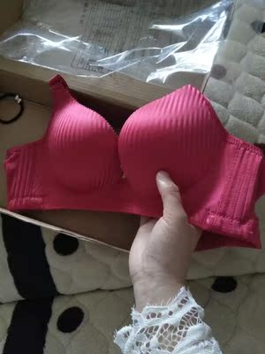 文胸收到了，试穿了下，大小合适，尺码很准，适合平胸小胸的人穿，穿上舒服不勒，真的不错