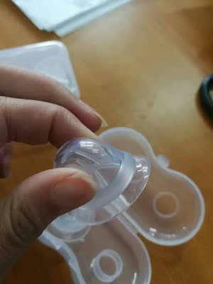 使用了几天,效果挺不错的,首先包装很隐秘,不会让人快递就感觉尴尬什么的,然后我按照说明书上的用法,用手抓住矫正器,对准并贴在乳头上,松开手指,利用产生的吸引力将凹陷的乳头吸出。也可以事先按压矫正器的上后方,佩戴。总之,用完之后我觉得还是有改善的,所以我觉得这个还是值得推荐给其他有问题的宝妈们的 使用了几天,效果挺不错的,首先包装很隐秘,不会让人快递就感觉尴尬什么的,然后我按照说明书上的用法,用手抓住矫正器,对准并贴在乳头上,松开手指,利用产生的吸引力将凹陷的乳头吸出。也可以事先按压矫正器的上后方,佩戴。总之,用完之后我觉得还是有改善的,所以我觉得这个还是值得推荐给其他有问题的宝妈们的