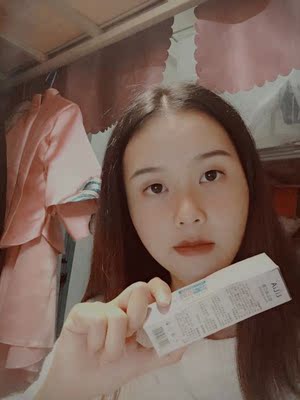 朋友用的不错，才介绍我买的。宝贝使用起来很温和，滋润，也不刺激皮肤，没发现过敏现象。刚开始用，现在还没有效果，但是朋友说继续用着效果会很好的，所以我也会坚持使用。