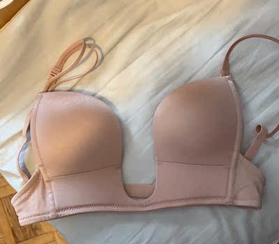 为年底聚会礼服买的适合深v的衣服，打算过年去三亚穿度假裙再入一件