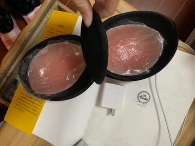 为了拍婚纱照买的，手感摸着特别柔软，而且撕了一点粘性特别强，强烈推荐