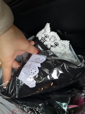 双十一的购物体验十分好，发货也快，生产日期也是最近的，快递送货也很及时，收到后看到外观设计很好，品质也不错，颜色和手感都很喜欢，略微有点味道，应该放几天就好了，家里还没有到入住的时候，期望入住后会给自己更大的惊喜，用的好咯在追评！对了，要提醒一下，头巾和围裙的蕾丝花型和颜色相差甚远