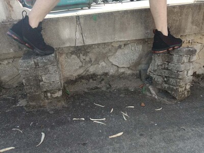 这鞋可以的，买之前还在想穿着能不能舒服，会不会开胶的，现在看来是我想多了。好看，而且穿着很舒服。就是鞋有点瘦