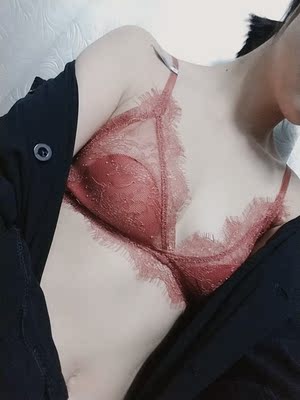 挺舒服的，戴上没感觉，无钢圈，很轻盈，适合不喜欢被束缚的妹子，喜欢这个颜色，很显肤色。