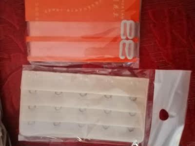 准备年会穿礼服穿咯，设计好，可穿塔露肩，还送了隐型带与加扣，喜欢！