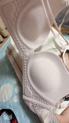 质量很好,无钢圈设计,无束缚感,穿起来铽亲肤,背后肩带是交叉设计,很特别哦,有美背的感觉~内衣聚拢效果不错,感觉棒棒哒 质量很好,无钢圈设计,无束缚感,穿起来铽亲肤,背后肩带是交叉设计,很特别哦,有美背的感觉~内衣聚拢效果不错,感觉棒棒哒