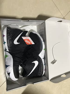 首先盒子外部有明显的灰尘,打开可以看见那个发条已经断了,却有拆毁不退的字样,好在鞋子整体没有太大问题,除了有很大的气味,比旗舰店少了100元,也就这个水平了 首先盒子外部有明显的灰尘,打开可以看见那个发条已经断了,却有拆毁不退的字样,好在鞋子整体没有太大问题,除了有很大的气味,比旗舰店少了100元,也就这个水平了