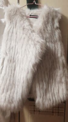 很厚实,挺暖和。喜欢这个奶茶色。手感也很柔软。我没有买过真皮草,所以不知道真的应该是什么样,但是这个价格能拿到,真的很值。 很厚实,挺暖和。喜欢这个奶茶色。手感也很柔软。我没有买过真皮草,所以不知道真的应该是什么样,但是这个价格能拿到,真的很值。