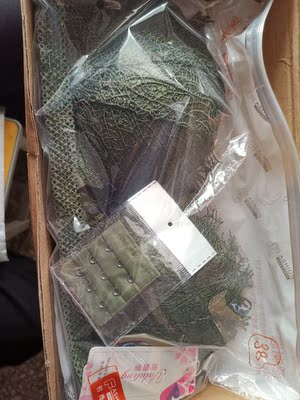 衣服美美哒  摸起来很舒服 海绵的薄厚程度也正好 值得回购