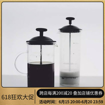 (Black Master) One man with glass method pressed pot to make milk pot