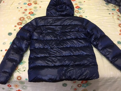 虽然在江浙厚羽绒服利用率很低，但是一直准备购置一件厚一点的羽绒服以备不时之需。从marmot的guides, shadow再到rab的QDN62，QDN51，QDN71, 最终选择了这件天石，参数来看700蓬90%的灰鹅绒， L码对应180g的充绒量都能满足我的要求，如果外层能使用类似pertex shield面料的，那就完全能满足我的需要，但是498的价格又不是marmot或者rab能较量的。羽绒服的保暖性非常不错，上周出差穿了这件羽绒服，大部分时间都拿在手里或者挂在凳子上，因为穿着太热了，最后非常满意这件衣服，整体的做工，保暖性，重量，性价比都非常不错。