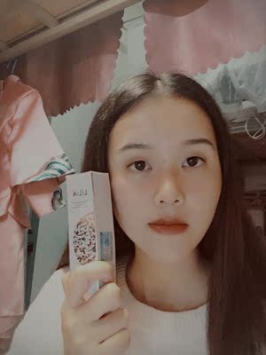 朋友用的不错，才介绍我买的。宝贝使用起来很温和，滋润，也不刺激皮肤，没发现过敏现象。刚开始用，现在还没有效果，但是朋友说继续用着效果会很好的，所以我也会坚持使用。