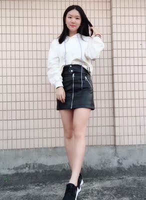 裙子皮质挺好的，很柔软，带有弹力，上身显瘦显腿长，黑色也百搭。