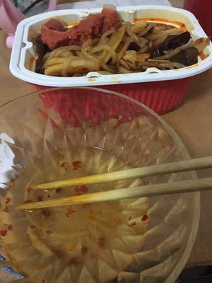 买过他家火锅粉和火锅,,这是第二次买这种火锅了,放了一点点料都可辣了,还挺好吃的,闻着特别香,自己放了根肠 买过他家火锅粉和火锅,,这是第二次买这种火锅了,放了一点点料都可辣了,还挺好吃的,闻着特别香,自己放了根肠