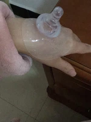 宝贝很好用,宝宝也喜欢用,因为乳头较短宝宝吸奶很费劲又吃不饱,自己喂奶也很头疼,无意间看到这个东西,也是抱着试试的心态,然后就下单买了这款宝贝,宝宝刚开始时有点不适应,吸了两三次宝宝喜欢用这个奶顿吸奶了,里面有说明书和使用方法特别方便,店家还送了包装盒,很方便携带和保存。。。 宝贝很好用,宝宝也喜欢用,因为乳头较短宝宝吸奶很费劲又吃不饱,自己喂奶也很头疼,无意间看到这个东西,也是抱着试试的心态,然后就下单买了这款宝贝,宝宝刚开始时有点不适应,吸了两三次宝宝喜欢用这个奶顿吸奶了,里面有说明书和使用方法特别方便,店家还送了包装盒,很方便携带和保存。。。