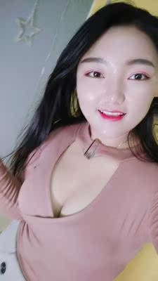 每天坚持使用，看到胸部变的挺拔，是我最大的动力了，毕竟效果呈现出来了，现在大了两个罩杯啦，自然坚挺。一开始没效果，想着不能浪费钱，还是坚持用完这个疗程，结果用到越后面效果就越好，给各位姐妹一个建议，要坚持使用，相信你不会失望的