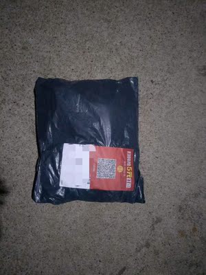 包装太简陋，都压扁了，黑色比白色硬