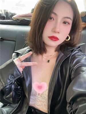 法式蕾丝真的看不腻，包裹性也特别好，不会凸点，轻薄又显身材，真的很难有女生可以抵挡蕾丝的魅力吧！