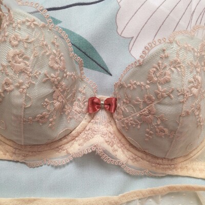 很好看啊,一直穿怡倩家内衣就是很有质感的。花花也很好看,质量也好,都是那种薄棉杯,再也不怕把海绵洗坏了,但是还是得注意啊。我这个都洗过了哈哈,一起洗的黑色也不掉色很放心。价格双十一买的很便宜,平时感觉贵贵的嘻:-P,前扣的罩杯比别的款要小一点点不过也还行辣,内裤有点大哈哈 很好看啊,一直穿怡倩家内衣就是很有质感的。花花也很好看,质量也好,都是那种薄棉杯,再也不怕把海绵洗坏了,但是还是得注意啊。我这个都洗过了哈哈,一起洗的黑色也不掉色很放心。价格双十一买的很便宜,平时感觉贵贵的嘻:-P,前扣的罩杯比别的款要小一点点不过也还行辣,内裤有点大哈哈