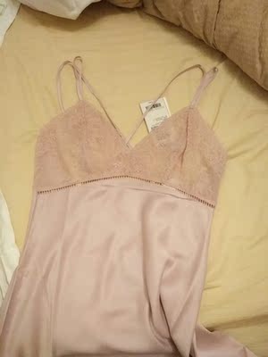 双十一买了绿的,结果颜色很深,显老气,就换了粉色,很好看。胸部两层薄纱,略透,在房间里穿可以。面料丝滑,但是有线头,希望做工再好点。 双十一买了绿的,结果颜色很深,显老气,就换了粉色,很好看。胸部两层薄纱,略透,在房间里穿可以。面料丝滑,但是有线头,希望做工再好点。