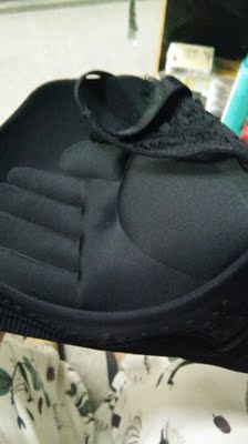 宝贝收到了，收到就试了一下感受，首先我要说一下这个内衣是上薄下厚的，冬季穿的话比较好，但是也有的习惯夏季穿的，穿上很舒服，弹力很好，聚拢效果超级棒，胸小外扩都可以穿，而且我是属于肩窄的那种以前买的都是宽肩带内衣就老是往下滑，但是这款肩带可以不滑很稳固，总的来说超级可以，就是物流有点慢，但是没关系，还是很满意，也要谢谢直播的主播小雅很有赖心给我推荐这款，