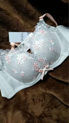 宝贝特别好，已经穿了好几次了，和图片基本没差多少，特别好看，他们家是我唯一看到的适合小胸的还带着漂亮的花纹。蕾丝也是非常的好看，以前没那么多款式，真的是能买到合适的就特别好了。 现在不仅款式非常合适，还穿着舒适，也很漂亮，真的是时代不同了，一起买了两套，码数都很适合，品质也很高，真的好喜欢，很透气很舒服，聚拢效果也可以，客服小姐姐也特别好，不厌其烦。态度很好和善 ，满意哦，哈哈 已经收藏店铺了，以后就是常客