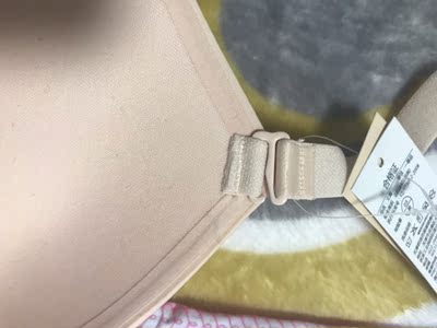 比买的两件买的套装的质量好一些，发货地是都市丽人仓库？