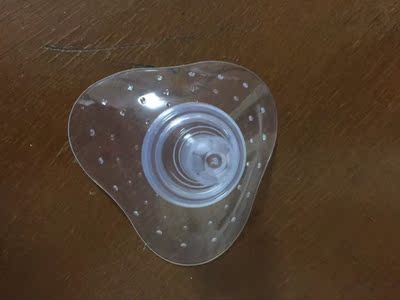 这款产品很好用，解决了我亲喂的难题，在无意之中发现了这款乳盾，立即下单购买，收到快递第一时间清洁后给宝宝吸奶，真的是超级好用，也不会被咬到疼，宝宝也能够接受，吃得饱饱的睡着了，真心感谢有这么好的产品，给宝妈们带来了福音，很难得，很喜欢这家店，以后还会回购的！