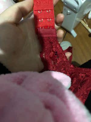 以为延长扣是同颜色，结果差别太大了。有点扎人，钢圈不是很舒服。AB的选正常号就行了，  CDE是可以选大一罩的，胸大了，包不住会很明显。 内裤质量不是很好，感觉就是网网，不是很舒服。