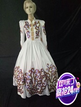 Mongolian performers act out of the Mongolian performance race suit Xin Jia dress to make 56 ethnic costumes Spring Late Gold Award