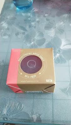 刚开始特别讨厌喂奶,因为乳头被宝宝吸的出血了,然后结痂,最后脱皮。忍受不了疼痛,只能用吸奶器打出来用奶瓶喂给宝宝喝,增加了很多麻烦,因为打出来的奶,还要加热。浪费时间又不卫生。经过朋友的推荐,毫不犹豫的入手了,宝宝会吸,而且很适应,我也不用忍受那种疼痛了,也解决了亲喂的问题。还有一个小盒子,便于收藏,干净又卫生。每次用完了,消一下毒就好了。总之,是妈妈的福星。从此爱上了喂奶,看到宝宝每次都吃的那么有味,觉得很开心,很幸福。感谢这么好的产品。 刚开始特别讨厌喂奶,因为乳头被宝宝吸的出血了,然后结痂,最后脱皮。忍受不了疼痛,只能用吸奶器打出来用奶瓶喂给宝宝喝,增加了很多麻烦,因为打出来的奶,还要加热。浪费时间又不卫生。经过朋友的推荐,毫不犹豫的入手了,宝宝会吸,而且很适应,我也不用忍受那种疼痛了,也解决了亲喂的问题。还有一个小盒子,便于收藏,干净又卫生。每次用完了,消一下毒就好了。总之,是妈妈的福星。从此爱上了喂奶,看到宝宝每次都吃的那么有味,觉得很开心,很幸福。感谢这么好的产品。