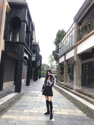 Stuart&nbsp;Weitzman是我很喜欢的一款牌子，几乎家里全是，这次又入手了一双，没有失望，2.5是对我比较合适的跟，穿起来就舍不得脱下了，主要靴子既能瘦腿又能拉长腿还不磨脚，简直就是我们女孩子的福星呐，巨爱！！