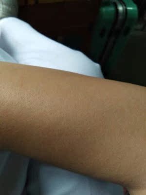 产品很温和，没有什么刺激的感觉，很温和的就把毛毛都脱干净了，主要这款脱毛膏味道很好闻，不是那种臭臭的刺鼻味道，很喜欢，坚持使用修护乳会有惊喜的哦，皮肤变得白嫩了很多，毛毛也没怎么长出来了呢，满意，我同学也说很不错的，用完还会再来买的呢。