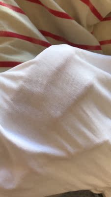 勉强好评 买了两件 本来对白色很期待，但是白色能看到内衣形状胸那边的皮肤颜色和胸型超明显，本来比较高级的性感显得有点low。穿不出去的，除非当秋衣外面套卫衣。质量ok，不算很硬。白色不建议购买，和图片模特应该不是一个厚度。黑色没试穿，但看其他买家秀应该可以穿的出去吧