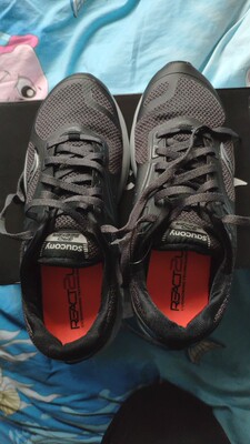 无力吐槽这个做工，左边的鞋子是新的，右边的鞋子感觉是旧的一样，好像被人穿过很多次一样。右边鞋舌上面的标志贴的都是歪的。不过也就两百块钱不到那个将就着穿吧。左边的鞋子明显比右边的鞋子小，感觉左边写的是真的又邪是假的。右边的鞋子还鼓出了一个包，我也是服了这个做工了。右边的鞋子，它的包裹性。传上之后还留了非常大的空气，而左边的鞋子他的空袭是距离是正好的。我也不知道这双鞋子左边和右边到底是怎么回事了。我也懒得退货了，反正给个差评吧，反正我之前也是在这家买过鞋子的。总的来说还是比较好的，但是这双鞋子我真的是无力吐槽了。