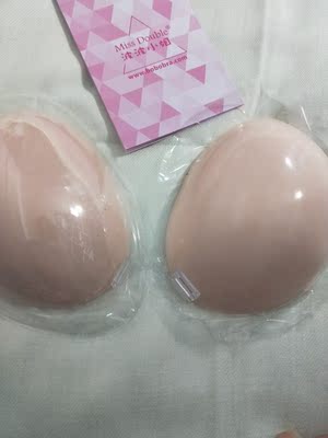这个胸贴的包装挺精致的哈~店家发货速度到货速度也是溜溜哒！阔以阔以，包装挺美腻的嘛，看着包装心情有点小鸡冻，店家这么用心做内衣，不错哦，全部星星给你先啦，店家，不用客气的。胸贴这个聚拢集中效果真心是给力啊，咱这个胸胸啊，嘿嘿~穿起来，这个胸部简直了，我的胸部还是我的胸部吗！红红火火恍恍惚惚~贼自信了，现在。胸部显得集中了些，显着饱满了好多，胸部灰常有型！穿搭衣服真的好有胸型曲线啊，厉害了，还有啊，胸贴这个粘性，真的是强，粘着胸部牢牢的，紧紧的，不会轻易下滑掉落。总的说胸贴好用，包装精美，快递够快，被店家圈粉了，下次再来！