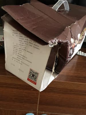 快递太暴力了！估计里面也好不了哪去！