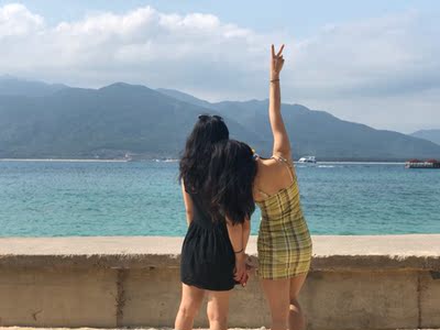 宝贝很好看，穿着修身显瘦，显身材，喜欢。料子也很舒服～像游泳衣的布料，弹性。身高163.体重101,可参考。客服态度很好，物流很快。在海南旅游用的，好评！