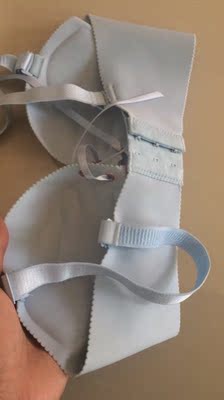 穿着合身漂亮,值得推荐大赞,穿上非常舒服,或者需要无痕的内衣也可以穿它,很亲肤,面料柔软舒适,朋友看到说也要来买,也不会掉毛啦,五星,质量挺好的大小正合适穿起来美美哒