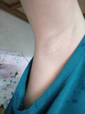 设计的挺好的，女性脱毛就使用红色包装，很到位这个设计，产品也是还不错的，这个是我买之前很担心的，第一次买私处脱毛很尴尬，但是我实在忍受不了那个部位的毛扎，我用之前先热毛巾敷下 直接涂抹完15分钟左右后轻轻的一擦就掉了，用了也不刺激皮肤，没有什么过敏的反应。确实挺不错的。从今开始决定关注你家店铺了。