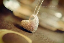 European and American luxury fashion refined ornaments full of Zircon Stone Loving Chicken Hearts Crystal Necklace Lock Bone Chain Ornament Woman