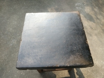 In the Qing Dynasty Qianlong style official kiln gold bricks are well preserved and the tea table is better. Old objects and antiques are collected.