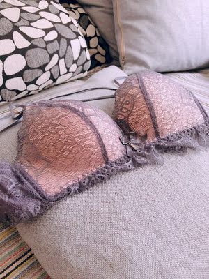 前几年一直有更有劝我不要用带钢圈的了，一直没听，觉得没钢圈的，胸型不好，毕竟到了这个年纪了，应该好好的维护。最近身边朋友的一件事情，突然让我意识到，钢圈真的是，危害很多。我就迅速的开始淘内衣，首先被这款的样子吸引了，收到货后颜色无色差，比较薄，夏天穿太合适了，关键是胸型很好哦，很满意