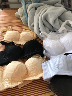 在淘宝上搜到这家店铺，进去看了一下，感觉不错，看了一下评论，也很不错呢，就加入了购物车，结果又去看了几件。这件也是买给我妈的，照片上这件可好看了，结果实物超出你的想象。618做活动的时候买的，三件8折，五件6折，很实惠啊，实体店一件都是要两百多这样子的，这些打完折差不多一件还没一百块啊。超级无敌实惠的。这家店头一次买的，以后会经常回购！