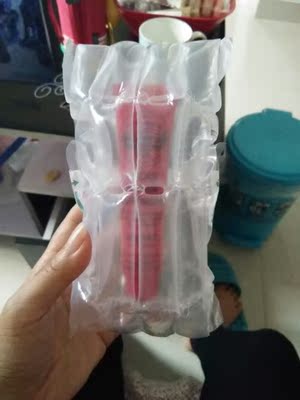 老公孩子都是过敏性皮肤，碰到脏的东西皮肤容易起包，家里一直都有备着一支，前阵子熊娃以为用完了给拿去装水玩了，刚才给孩子打开涂了一下应该是正品