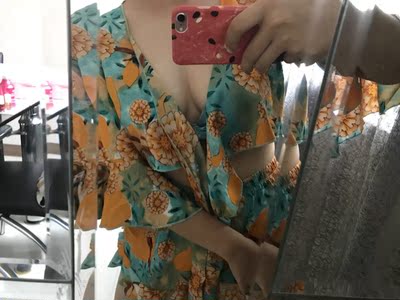 忠实老粉又来报道 入手的第不知道几个泳衣 质量真的是没得讲 面料像是那种丝绸的 滑滑的 最近又胖了点 感觉中间漏出来的那块肉会有点影响美观 腰上没赘肉的小可爱穿了肯定很好看 这是个四件套 可以把我的大粗胳膊遮掉嘿嘿嘿 胸垫的话是比较聚拢的 感觉对大小胸仙女都挺友好 三角泳裤感觉不是很有弹性 我穿的时候撑了一下就怕撑坏 胯骨宽的小仙女可能要买大一点 希望店主越做越好 我会一直支持的 嘿嘿 忠实老粉又来报道 入手的第不知道几个泳衣 质量真的是没得讲 面料像是那种丝绸的 滑滑的 最近又胖了点 感觉中间漏出来的那块肉会有点影响美观 腰上没赘肉的小可爱穿了肯定很好看 这是个四件套 可以把我的大粗胳膊遮掉嘿嘿嘿 胸垫的话是比较聚拢的 感觉对大小胸仙女都挺友好 三角泳裤感觉不是很有弹性 我穿的时候撑了一下就怕撑坏 胯骨宽的小仙女可能要买大一点 希望店主越做越好 我会一直支持的 嘿嘿