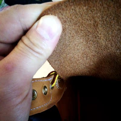 总体还是不错,右脚内脚踝处非常硌脚,这个不是磨合的问题,是细节处的设计缺陷,因为图中皮革连接处很容易竖起来硌脚 总体还是不错,右脚内脚踝处非常硌脚,这个不是磨合的问题,是细节处的设计缺陷,因为图中皮革连接处很容易竖起来硌脚